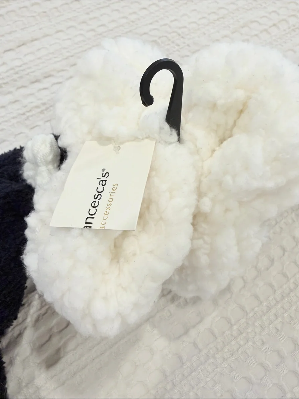 NWT! Francesca’s Women’s Fuzzy Socks with Yarn Flowers and Grips One Size
